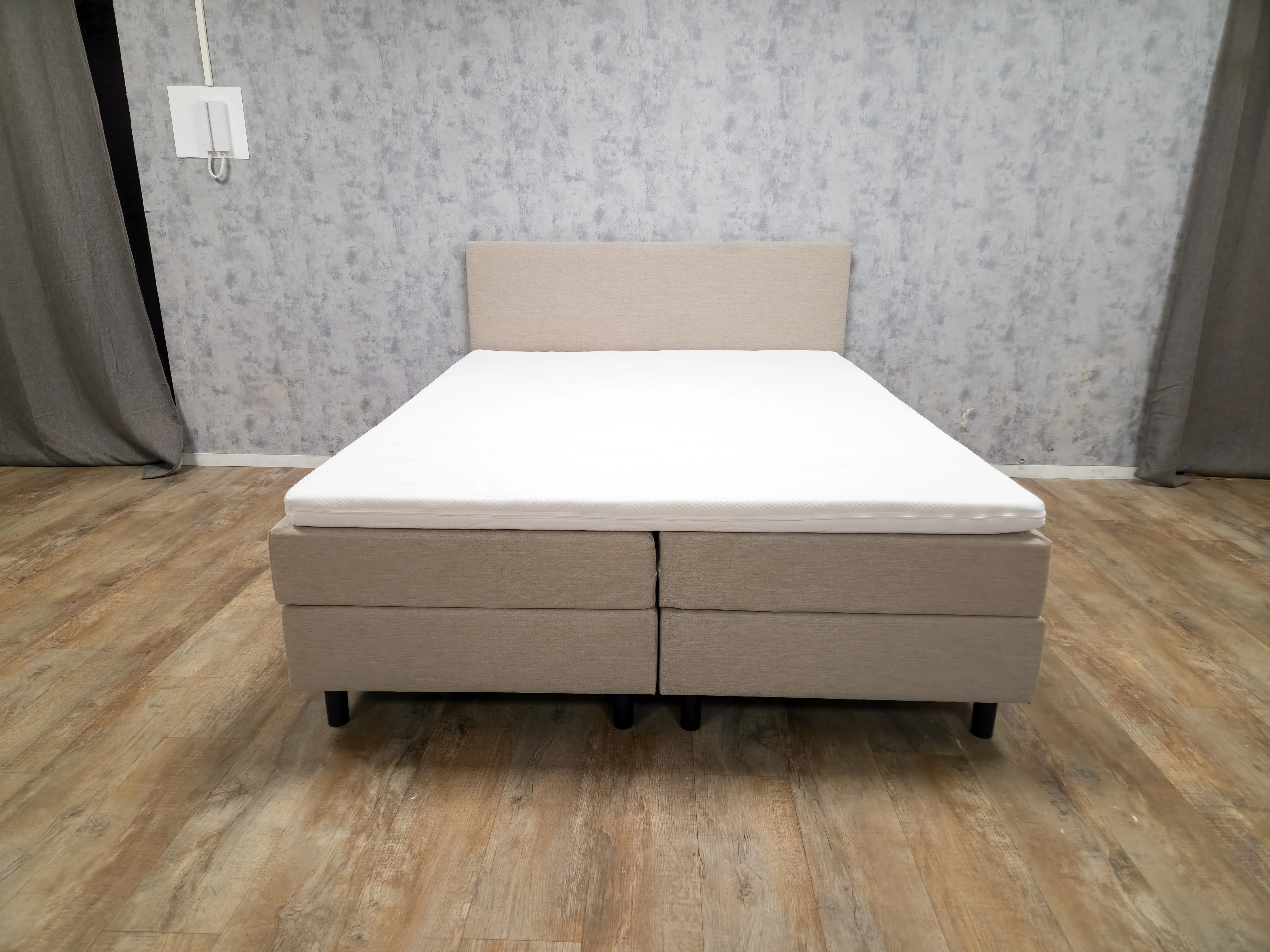 Zeer Mooi BEIGE Boxpring Bed met Topper | 160X200